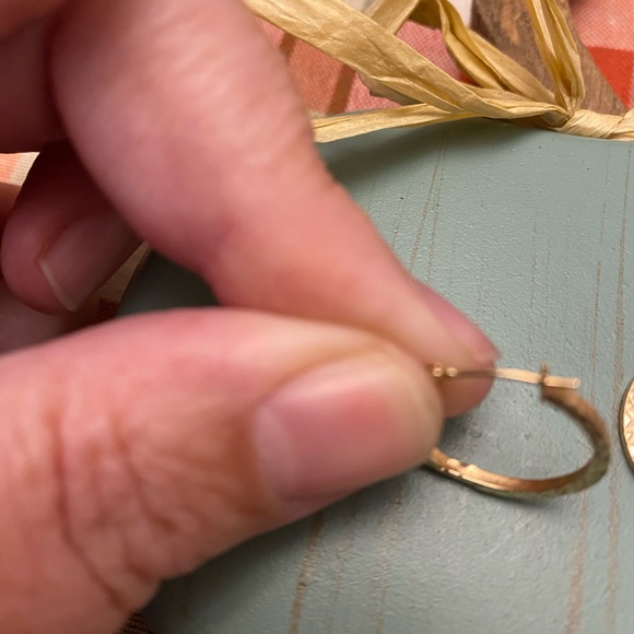 Awesome 14kt yellow gold approx 1 inch diamond cut hoop earrings - Picture 2 of 7